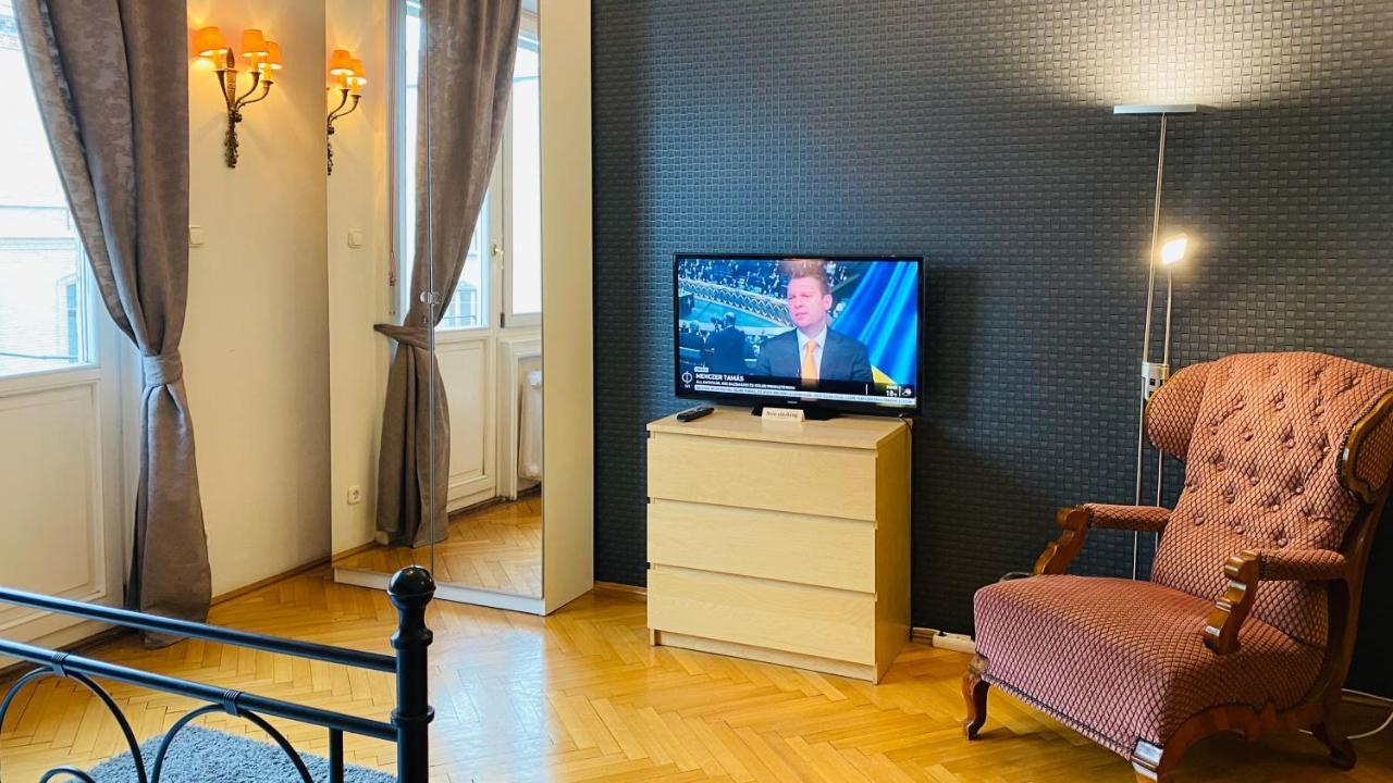 Apartment Next To The Parliament